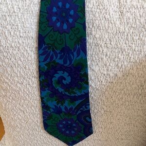Elegant Floral Tie in Blue and Green